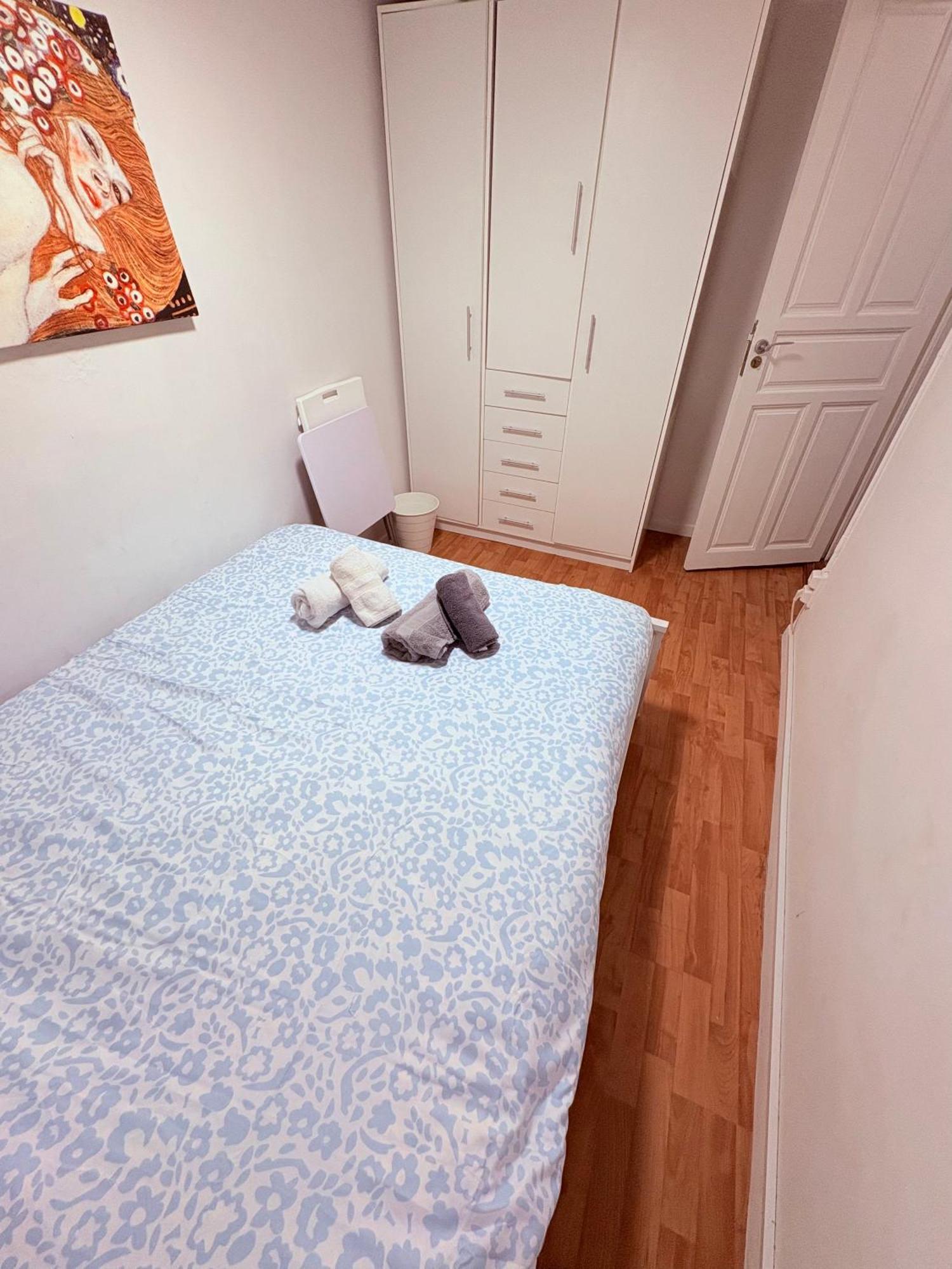 Stunning Flat For 6 People 3 Blocks From The Beach Plus Welcome Breakfast Barcelona Buitenkant foto