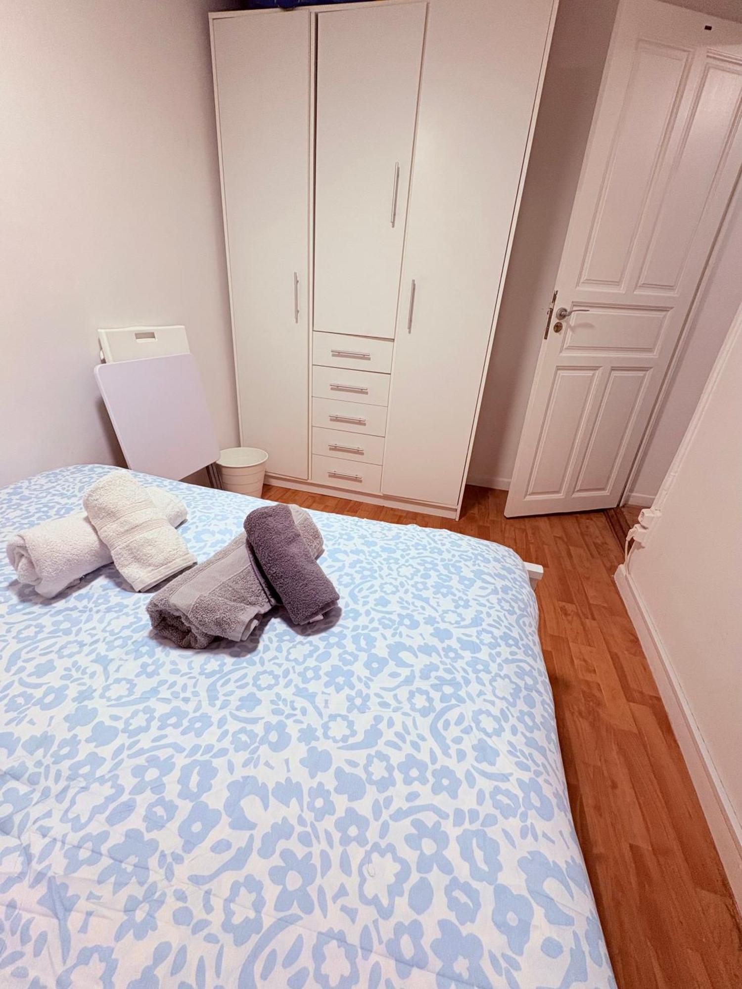 Stunning Flat For 6 People 3 Blocks From The Beach Plus Welcome Breakfast Barcelona Buitenkant foto