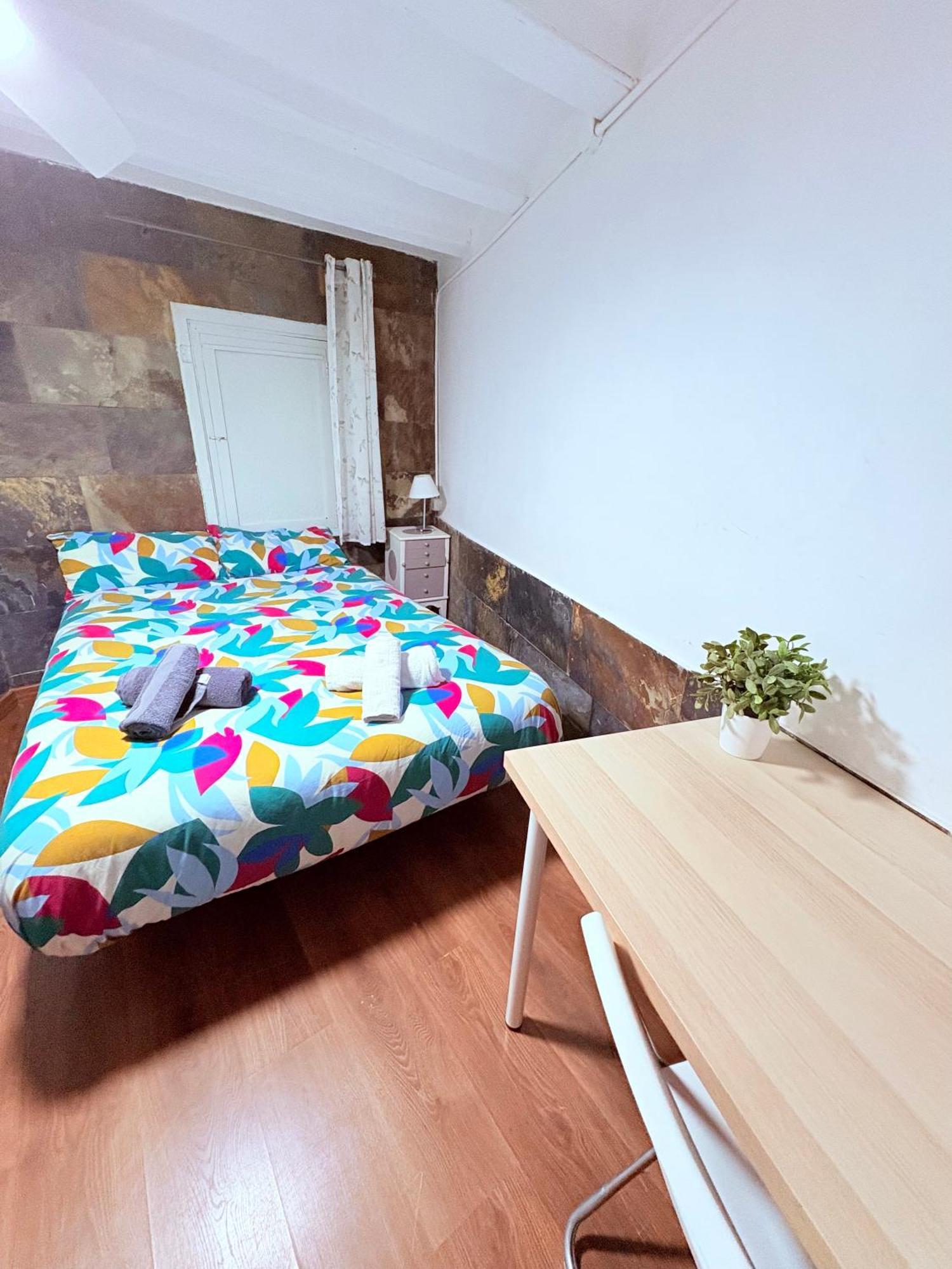 Stunning Flat For 6 People 3 Blocks From The Beach Plus Welcome Breakfast Barcelona Buitenkant foto