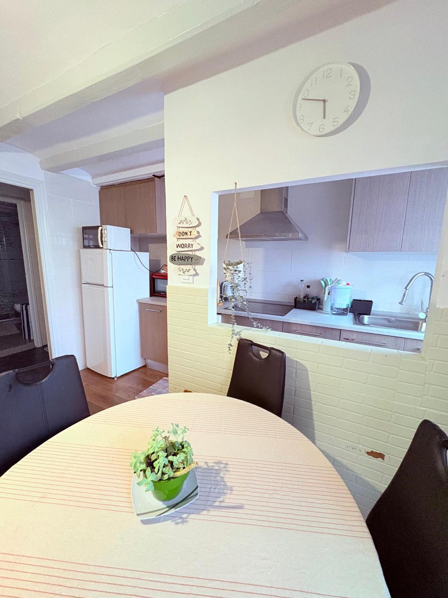 Stunning Flat For 6 People 3 Blocks From The Beach Plus Welcome Breakfast Barcelona Buitenkant foto